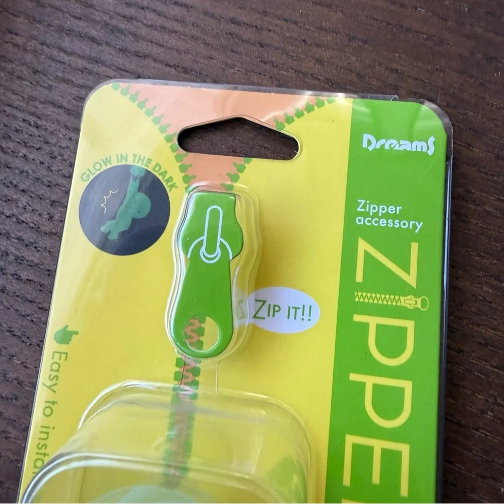 NEW Smiski Zipper Bite  ZipperBite - Hugging Knees Glow in the Dark - Picture 3 of 13